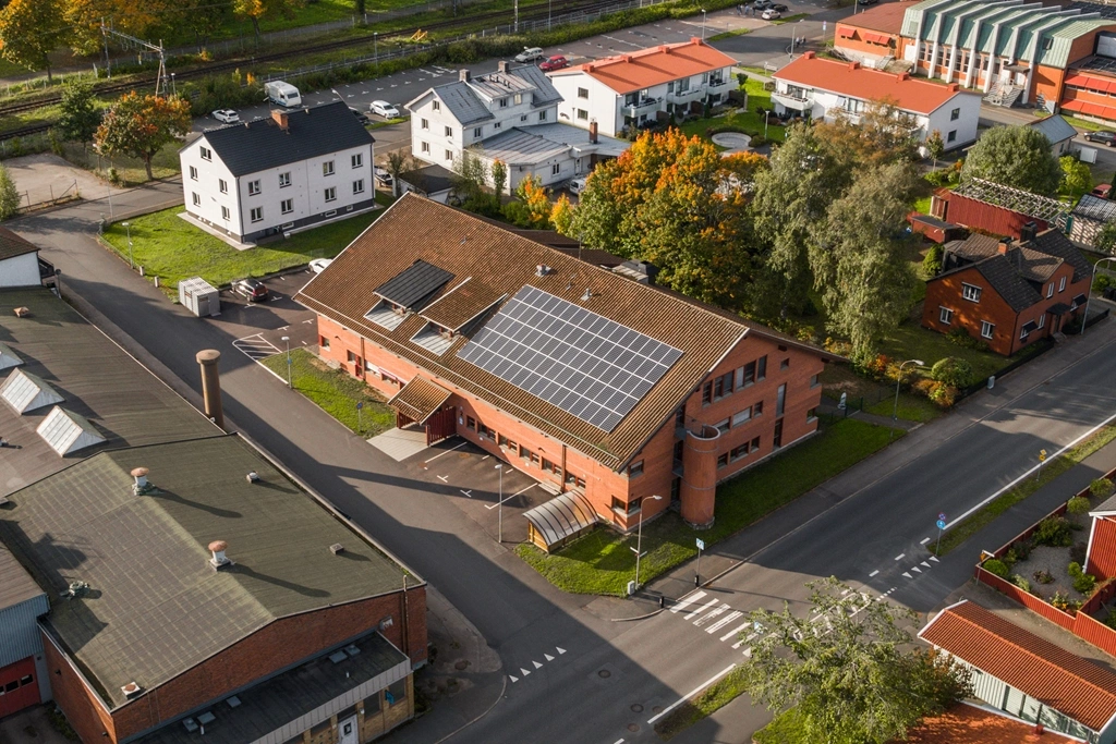 Mon 13 - Drönarbild tagen från höger ovanför vägen