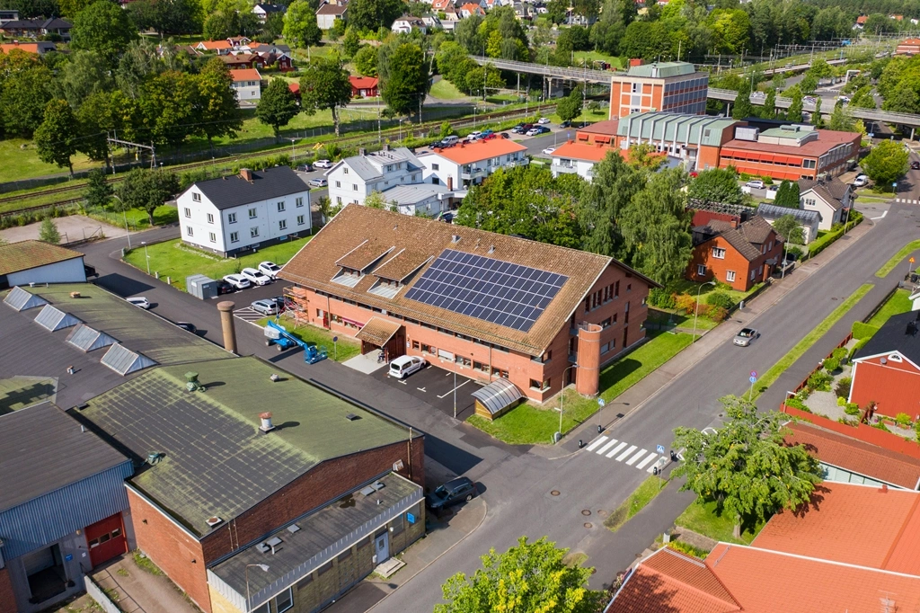 Mon 13 - Drönarbild tagen från höger ovanför vägen