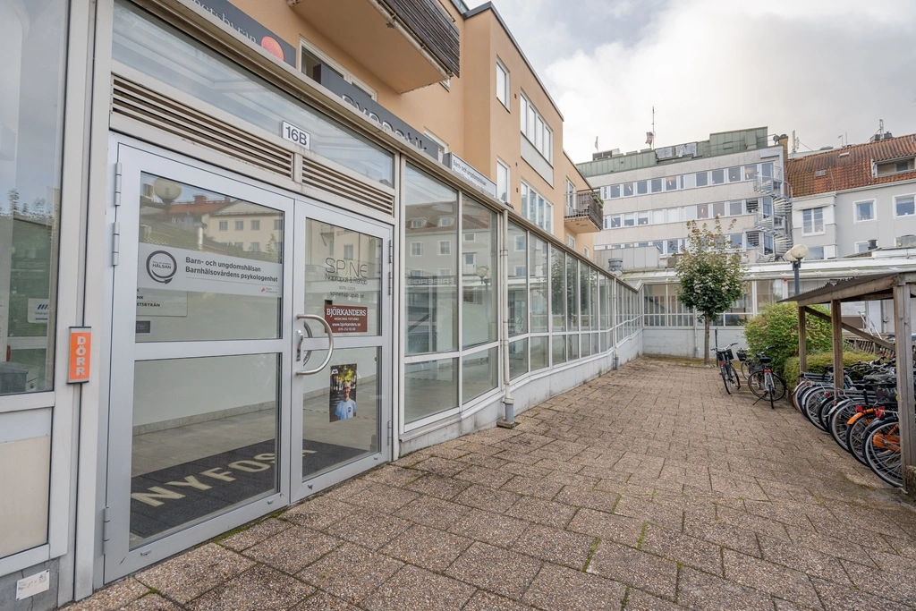 Lejonet 11 - Den vita kontorsbyggnaden med glaspartier på baksidan tagen från vänster