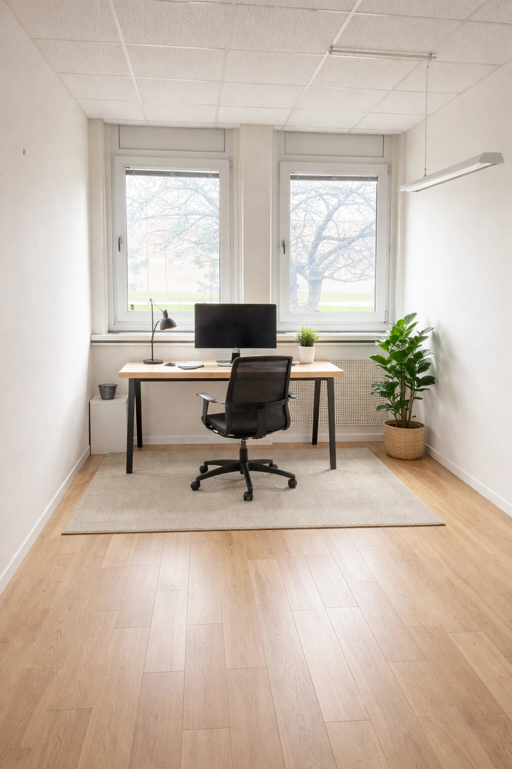 Minimalist arbetsplats med naturligt ljus (1)