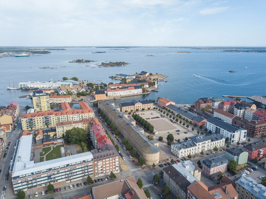 DJI_0383 Vy över fastighet gården och havet(1)